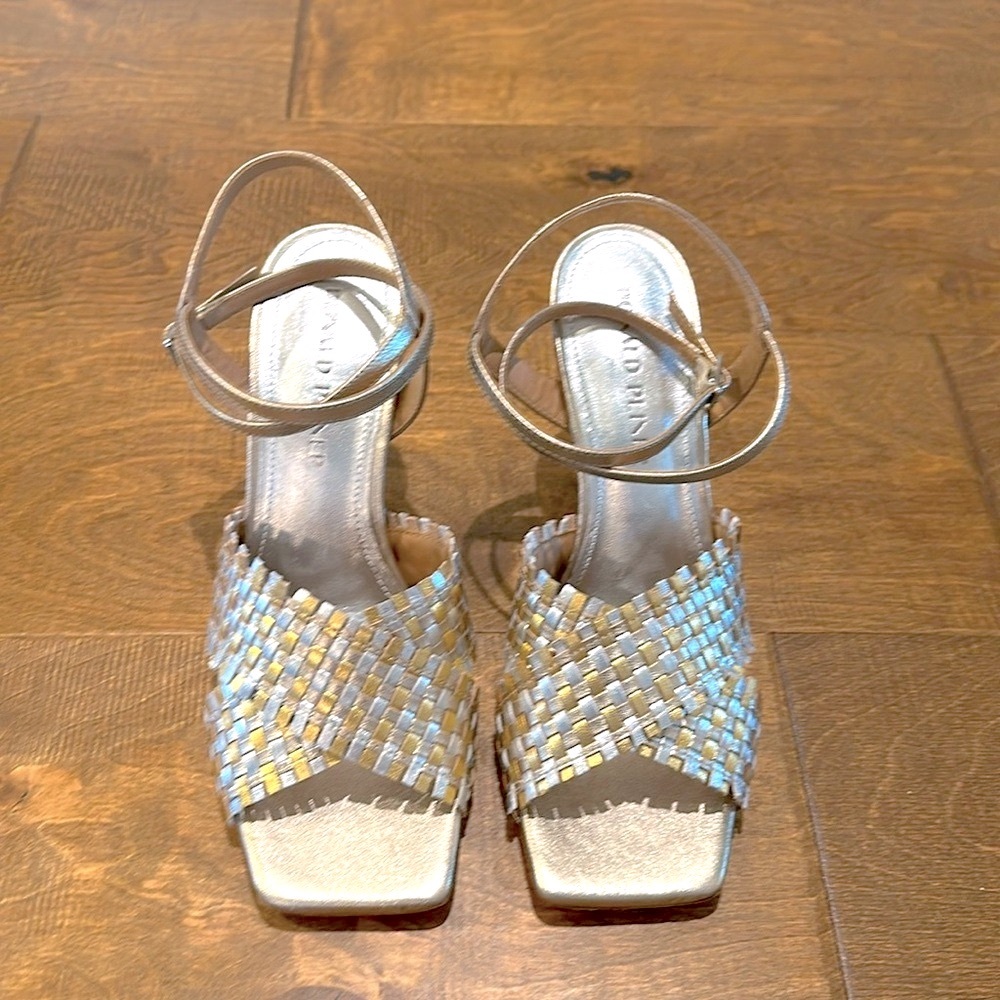 New without box Size 8 Donald Pliner strappy sandals!